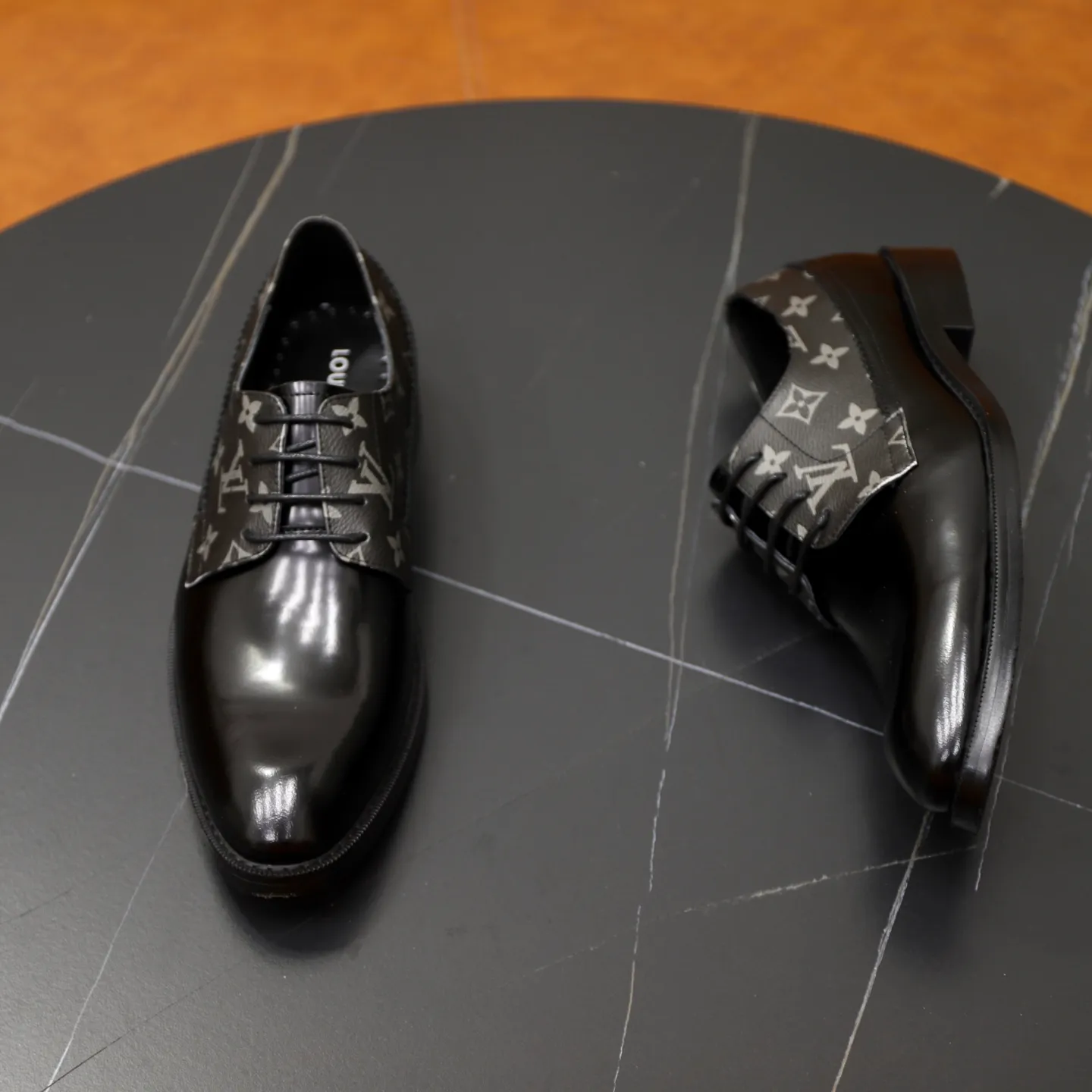 Ex-factory price: 500💰🙅‍♂️🙅‍♂️🙅‍♂️ Brand: LV Louis Vuitton Standard code: Men's size 38-44 (45 can be customized) Grade: Same style as the official website Original order quality Material: Original cowhide surface Comfortable sheepskin lining Original outsole Style category: Men's fashionable casual leather shoes Distinguished big-name luxury elements Top luxury Color: actual picture color